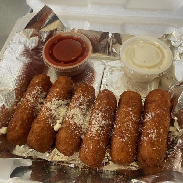 Six crispy mozzarella sticks, sprinkled with Parmesan cheese, served with marinara and ranch dipping sauces.